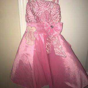 Modas Tere’s pink dress for girl